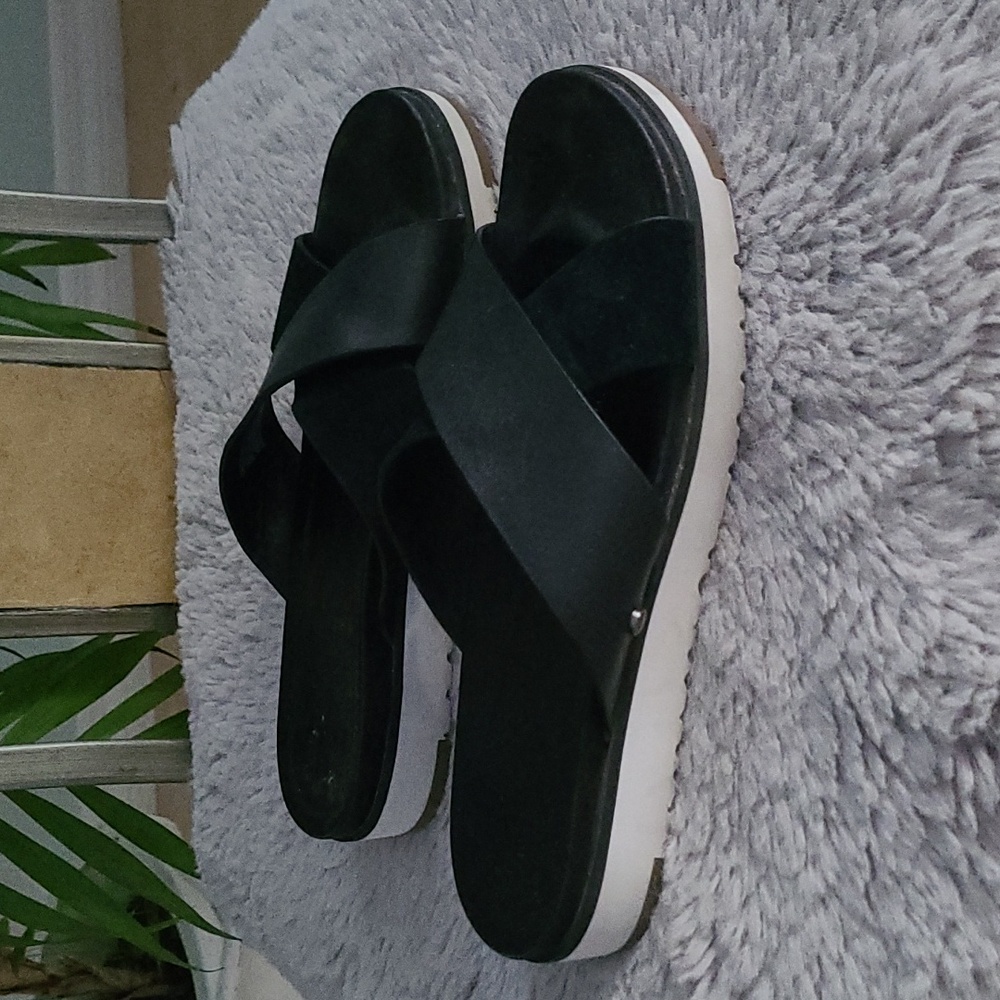 UGG Leather Sandals ❤️